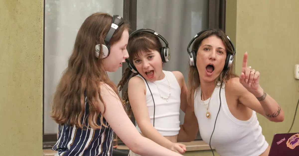 בהפעלת Follow The Beat הילדים לא רק צופים – הם עולים לעמדת ה-DJ והופכים לחלק מהמסיבה